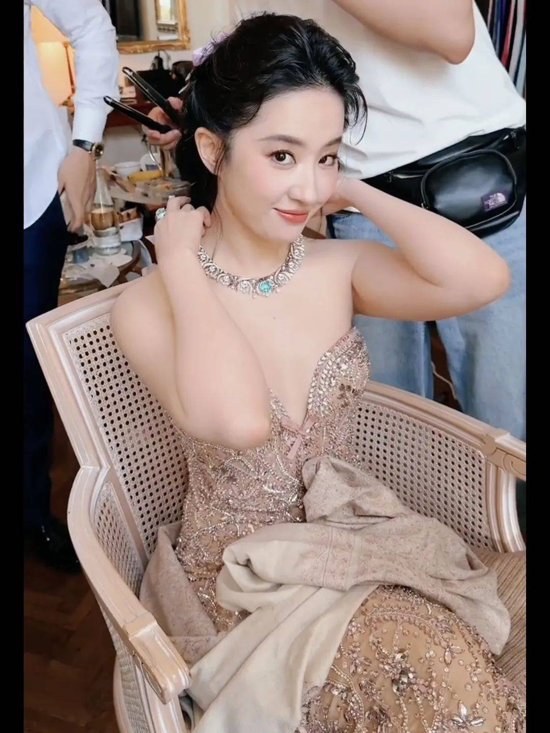 刘亦菲登“殿堂级”时尚杂志封面<strong></p>
<p>瑞郎币交易平台</strong>，佩戴祖母绿宝石项链超1.2亿