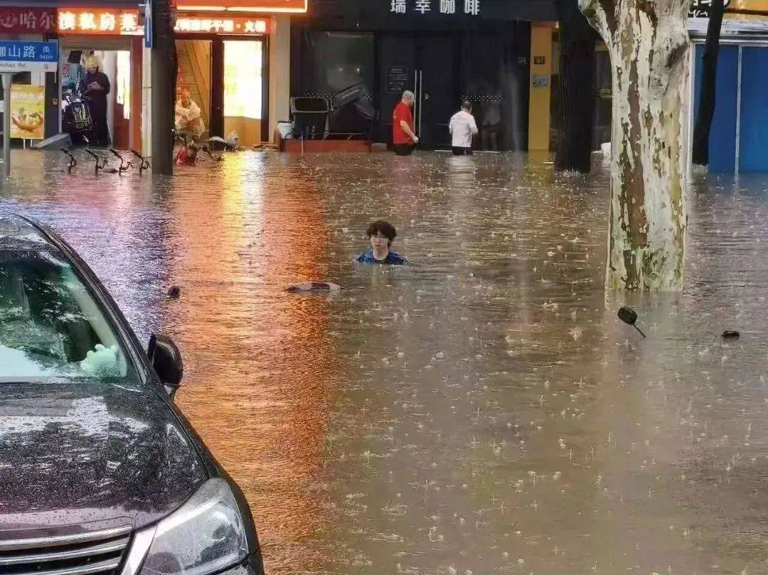 武汉发布暴雨临灾警报<strong></p>
<p>数字币平台</strong>！武大校门被淹一米深