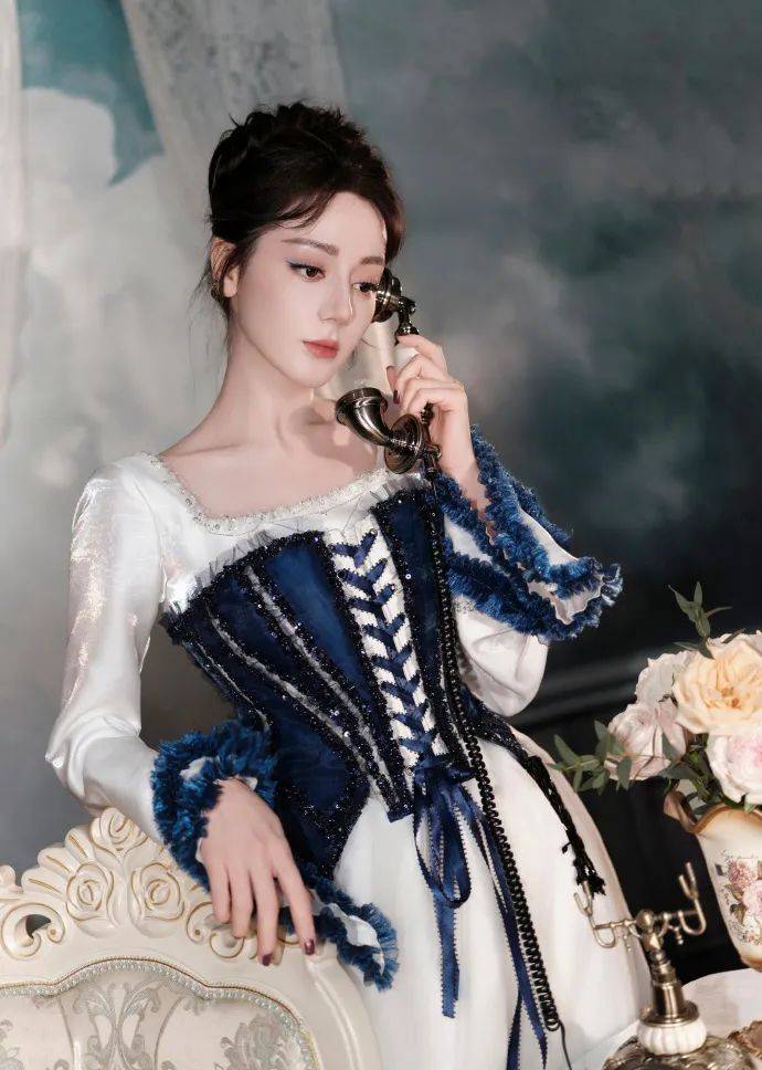 迪丽热巴问魔镜：谁是世界上最美的女人<strong></p>
<p>数字币平台</strong>？华丽公主造型惊艳