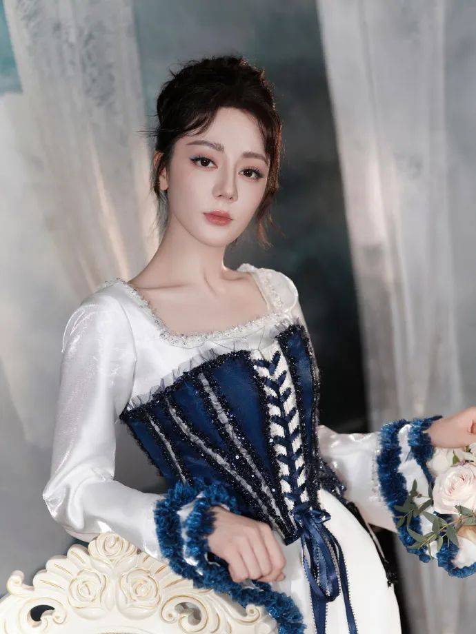 迪丽热巴问魔镜：谁是世界上最美的女人<strong></p>
<p>数字币平台</strong>？华丽公主造型惊艳