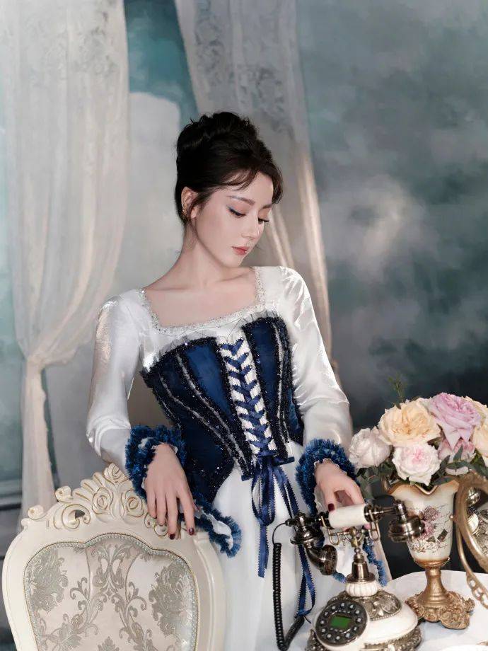 迪丽热巴问魔镜：谁是世界上最美的女人<strong></p>
<p>数字币平台</strong>？华丽公主造型惊艳