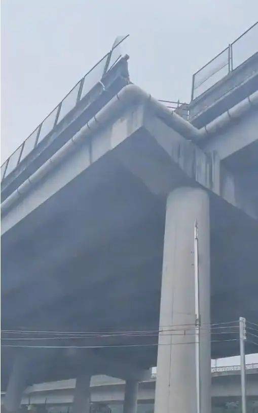 东莞一高架桥4车道变3车道致车辆坠落<strong></p>
<p>金特币交易平台</strong>？当地：是特大事故