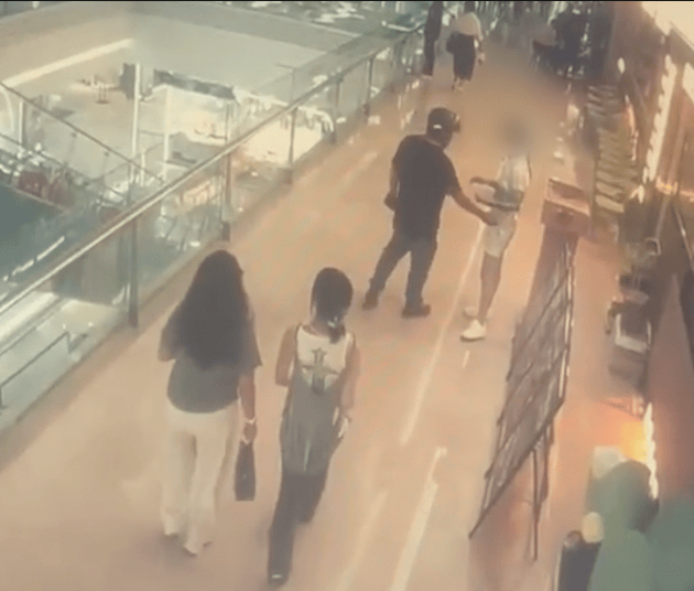 襄阳女店员迎客时疑被路过男子伸手性骚扰<strong></p>
<p>金特币交易平台</strong>，店长冲出第一时间制服，当地：男子已被行拘