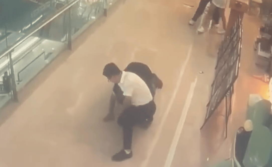 襄阳女店员迎客时疑被路过男子伸手性骚扰<strong></p>
<p>金特币交易平台</strong>，店长冲出第一时间制服，当地：男子已被行拘