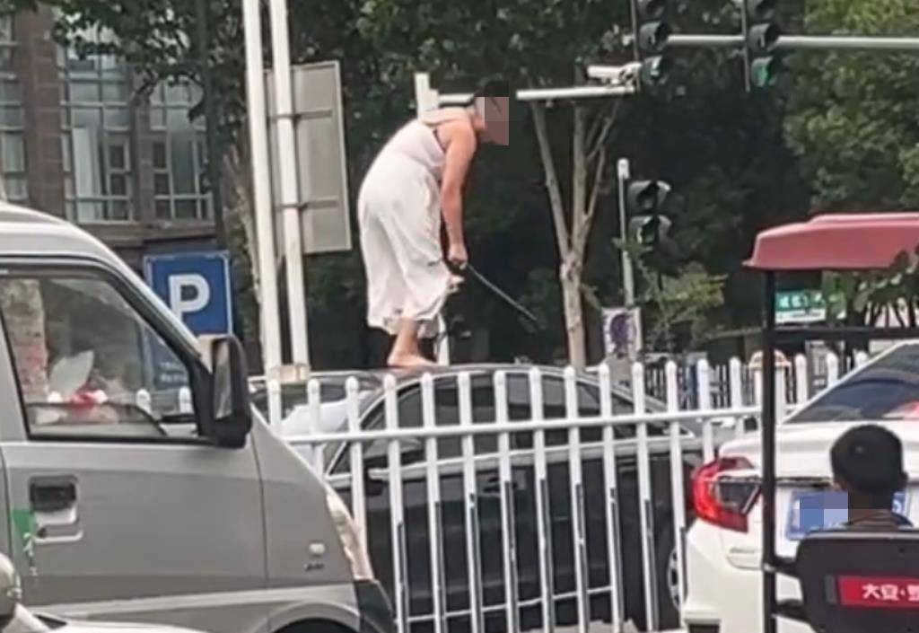 女子持械当街打砸多辆轿车<strong></p>
<p>cointobe交易平台</strong>，被顶在挡风玻璃上前行，当地：女子当场被控制，警方介入调查