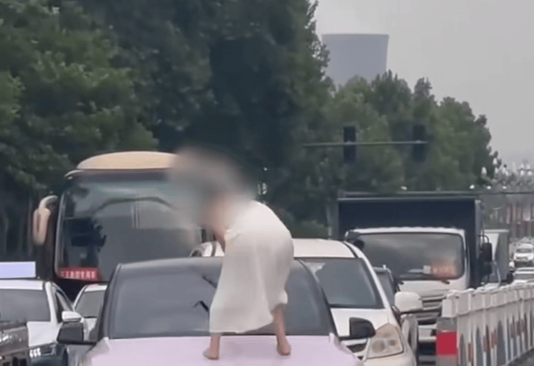 河南一女子路上持械打砸多辆车<strong></p>
<p>cointobe交易平台</strong>，最新回应：已被警方控制