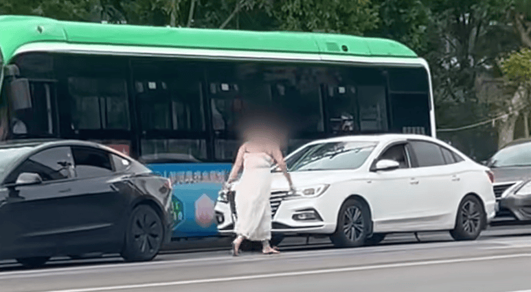 河南一女子路上持械打砸多辆车<strong></p>
<p>cointobe交易平台</strong>，最新回应：已被警方控制