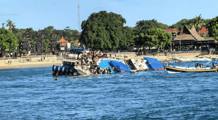巴厘岛一艘载有89名乘客的快艇因大浪倾覆<strong></p>
<p>炒币的平台</strong>，中国游客讲述砸窗逃生惊险一幕