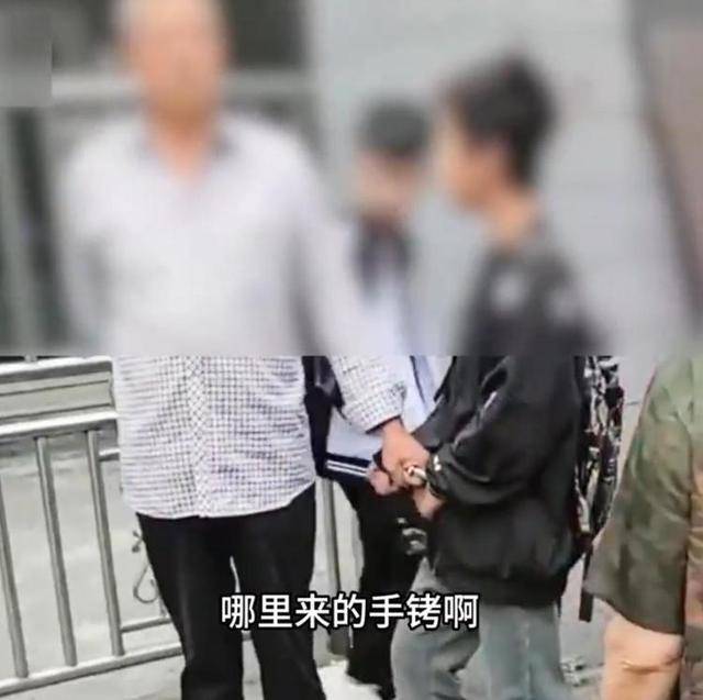 男孩被老翁用手铐铐在街头<strong></p>
<p>全币网交易平台</strong>，重庆璧山警方追查手铐来源