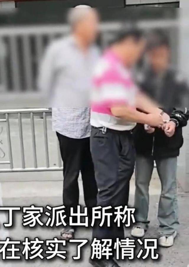 男孩被老翁用手铐铐在街头<strong></p>
<p>全币网交易平台</strong>，重庆璧山警方追查手铐来源