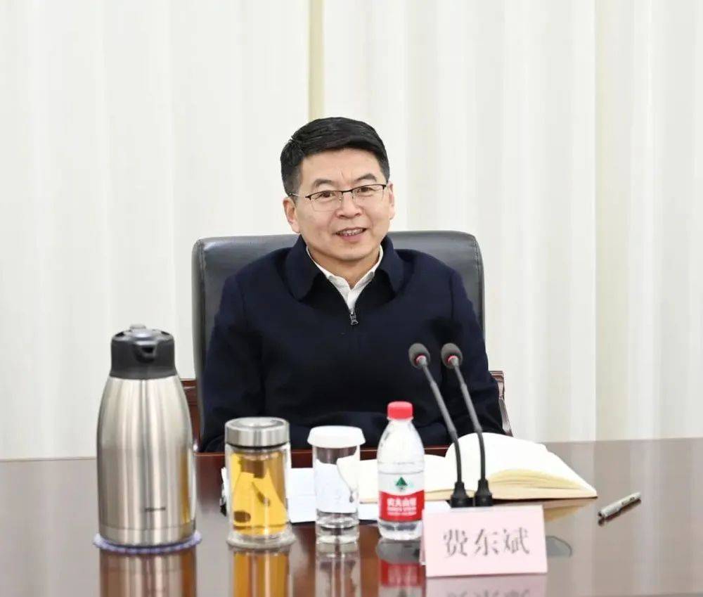 打虎！7天前还在会见外宾<strong></p>
<p>zb货币交易平台</strong>，国家铁路局局长费东斌任上落马！今年被查中管干部升至27人