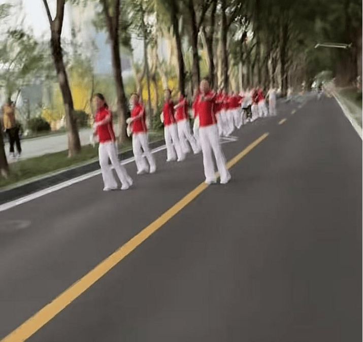 武汉大妈拉线封路跳广场舞<strong></p>
<p>coinx交易平台</strong>，悬挂告示“锻炼区域车辆绕行”？当地回应