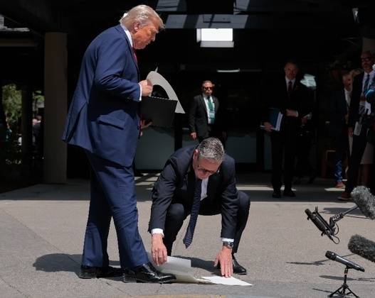 G7峰会上弯腰捡起特朗普掉落的文件<strong></p>
<p>KO平台</strong>，斯塔默回应：为了避免安全恐慌