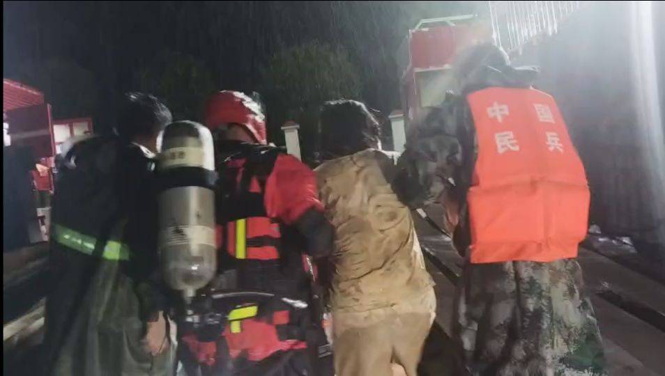 女子在被淹车库失联20多小时后奇迹获救<strong></p>
<p>币交所交易平台</strong>！救援人员：她顺车顶爬到车库顶上的水管避难