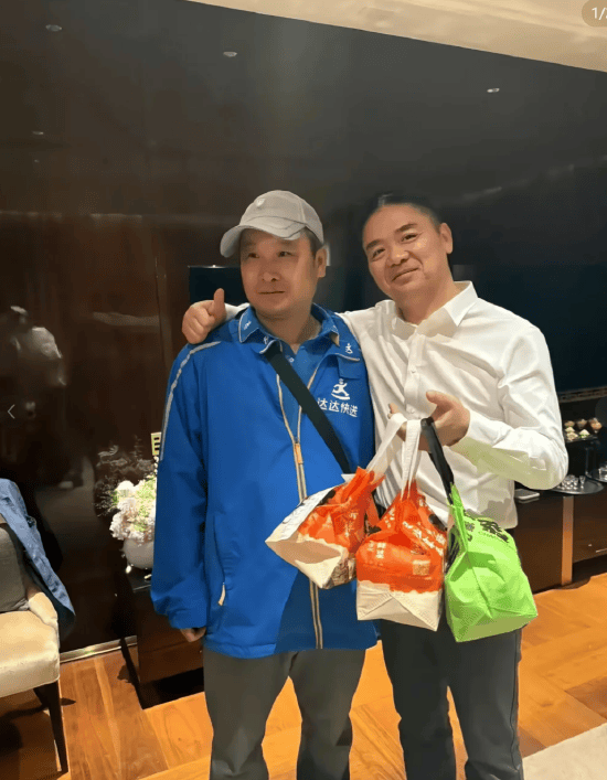 网传京东创始人刘强东视察工作时入住四季酒店<strong></p>
<p>币交所交易平台</strong>，点外卖后豪气给了骑手1000元小费！还亲切地搂着骑手合影