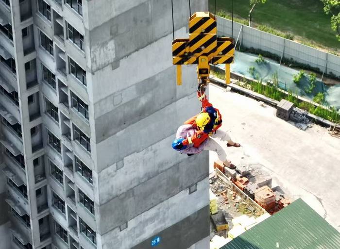 40℃高温<strong></p>
<p>币币网交易平台合法吗</strong>！合肥一塔吊操作员因身体不适被困 消防百米高空救援