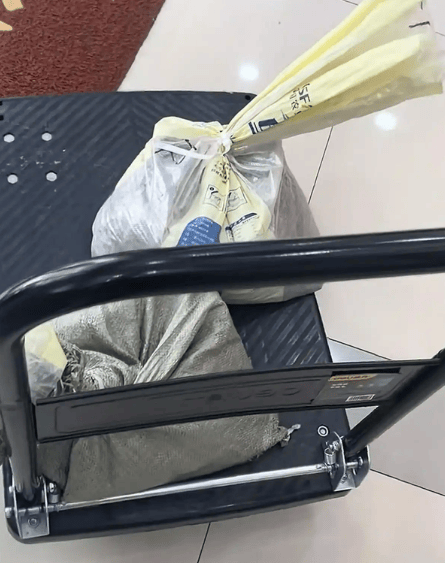 扛140斤硬币存银行遭拒<strong></p>
<p>币币网交易平台合法吗</strong>，当事人：银行说1000枚硬币只能入账10元