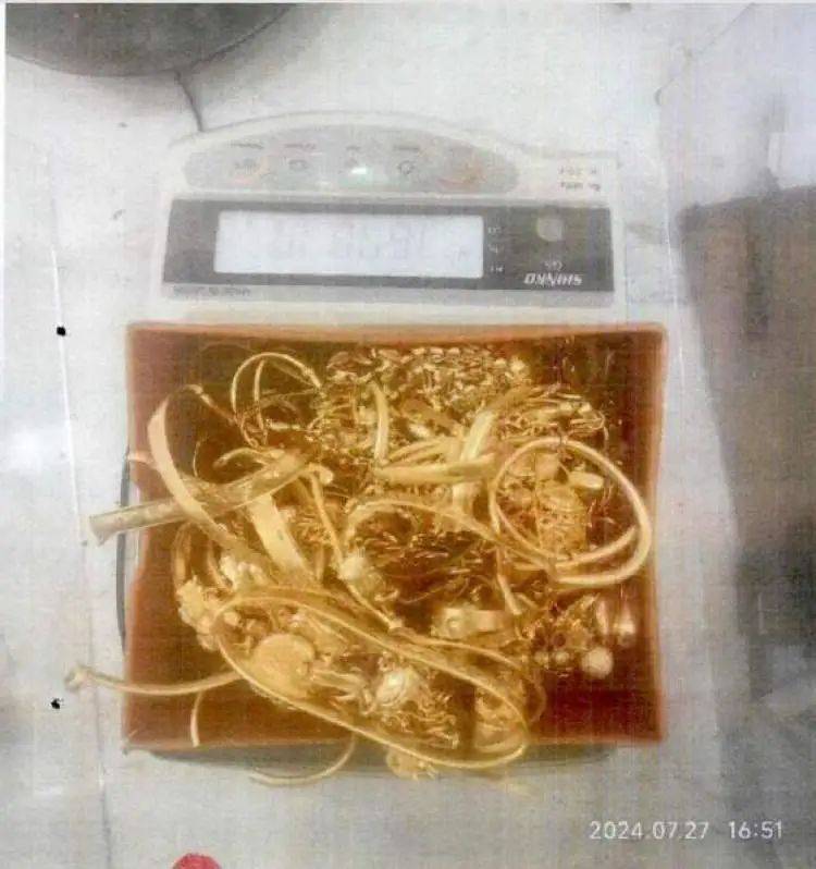 小树林里接头<strong></p>
<p>小七平台交易</strong>，一天背走2000多万元黄金！上海两人被判刑