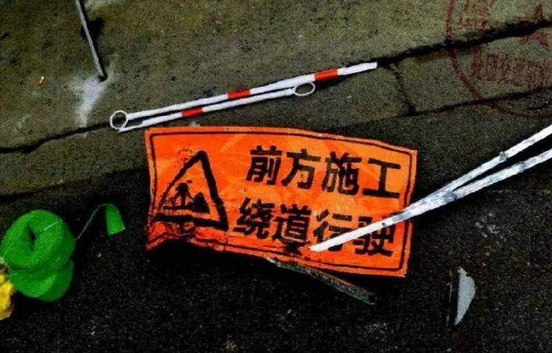 上海一男子开车时被一辆红色车辆吸引<strong></p>
<p>交易正规平台</strong>，伸手找手机想与朋友确认，丝毫未减速撞飞2人致死，被判刑