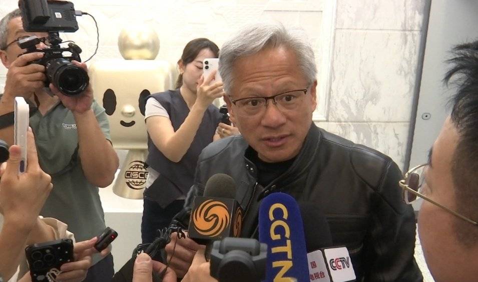 黄仁勋答凤凰记者问：恢复对华销售H20芯片<strong></p>
<p>交易正规平台</strong>，这是非常非常好的消息