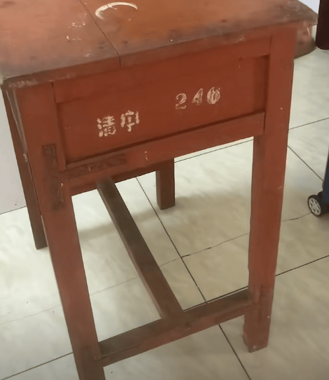江苏一男子租房陪读<strong></p>
<p>vgs在哪个平台有交易</strong>，看到老课桌上几个数字惊了！竟是自己33年前的“伙伴”