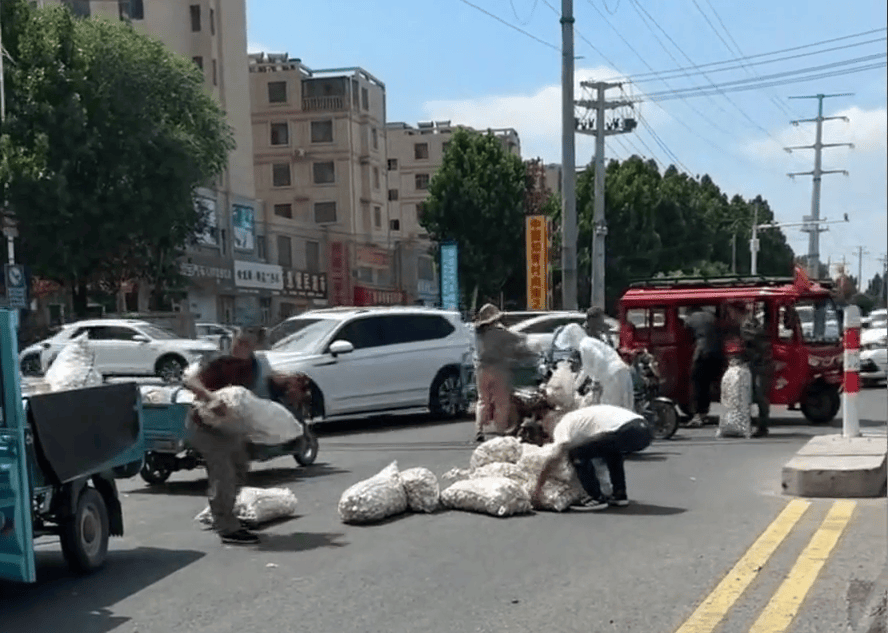 多人哄抢掉地大蒜<strong></p>
<p>ccex交易平台</strong>，遭人呵斥也无济于事……市民：不应占这种小便宜