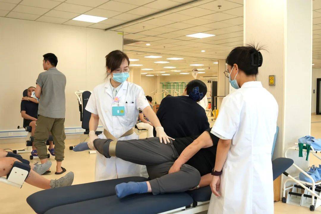 杭州32岁小伙每天打篮球到深夜<strong></p>
<p>中币网交易平台下载</strong>，一查“韧带撕裂”！近期多人中招
