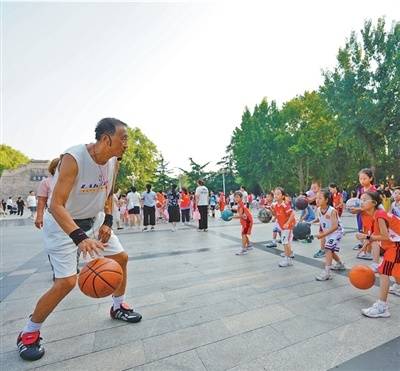 “再平凡的球场<strong></p>
<p>中币网交易平台下载</strong>，也能承载梦想”（微光）
