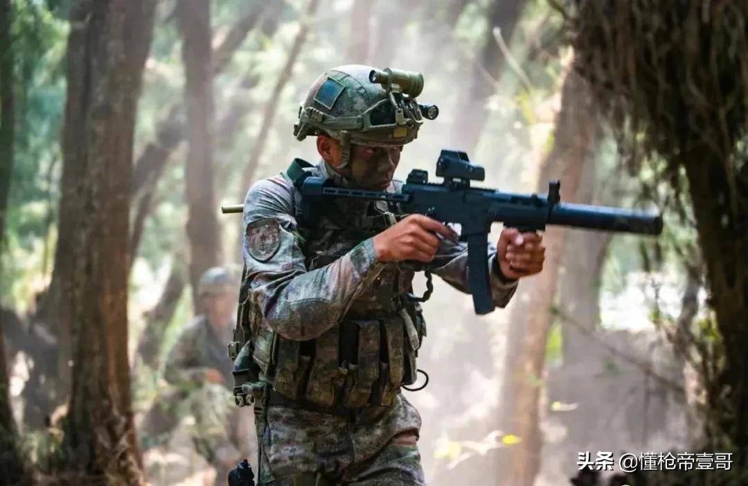 中国特种兵新装备摸秃美军<strong></p>
<p>湖南省交易</strong>，网友：你跟我说这是解放军？