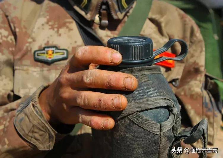 中国特种兵新装备摸秃美军<strong></p>
<p>湖南省交易</strong>，网友：你跟我说这是解放军？