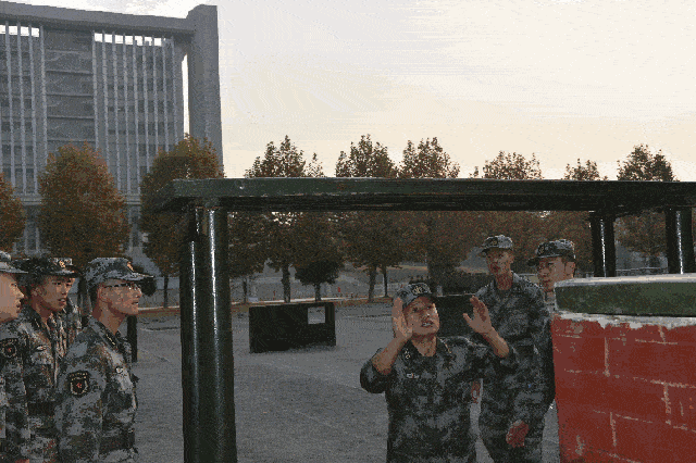 中国特种兵新装备摸秃美军<strong></p>
<p>湖南省交易</strong>，网友：你跟我说这是解放军？