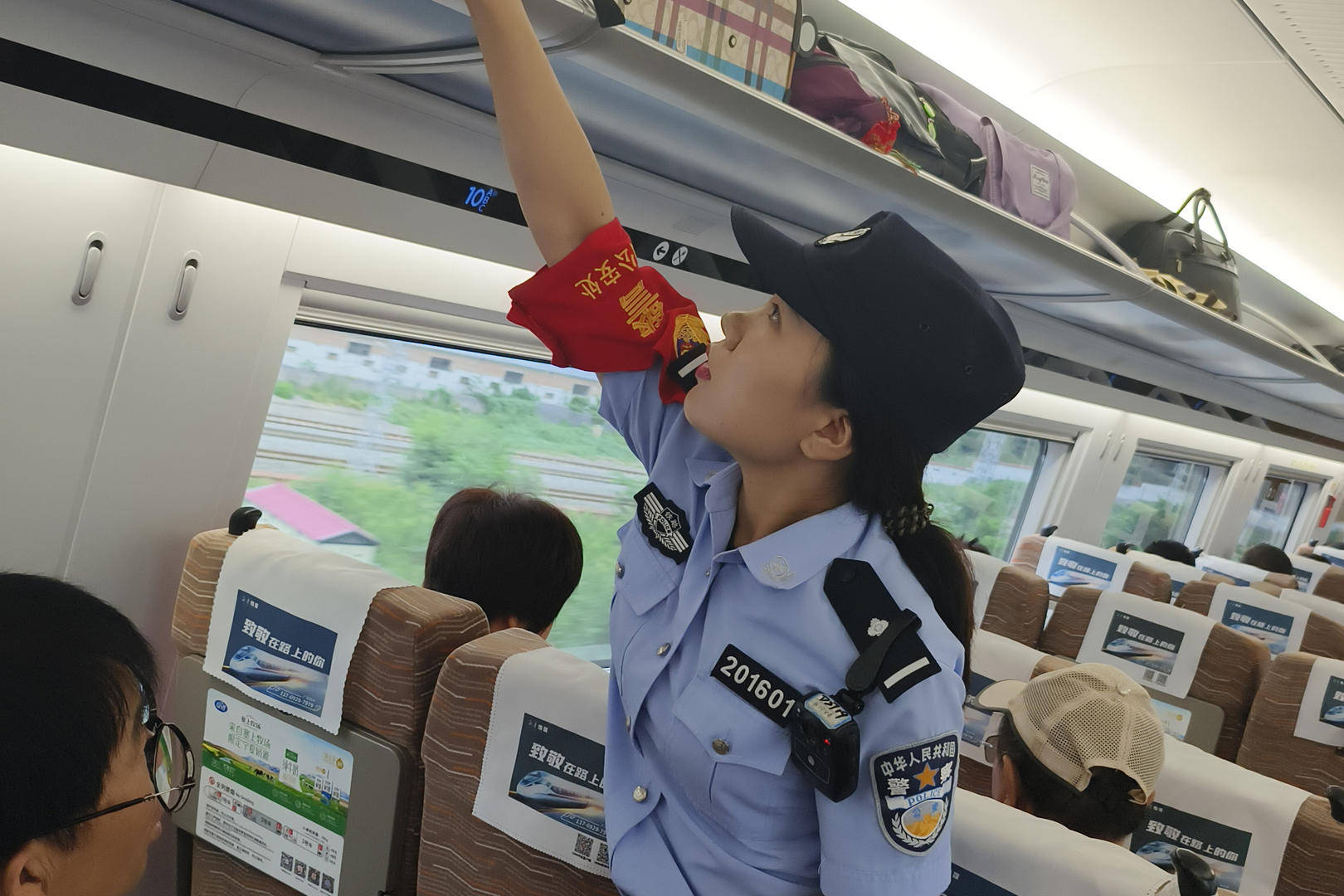 当事女乘客回应“穿吊带乘高铁收到提示卡片”：没冒犯<strong></p>
<p>中心服务平台</strong>，未评判穿着，安全感满满