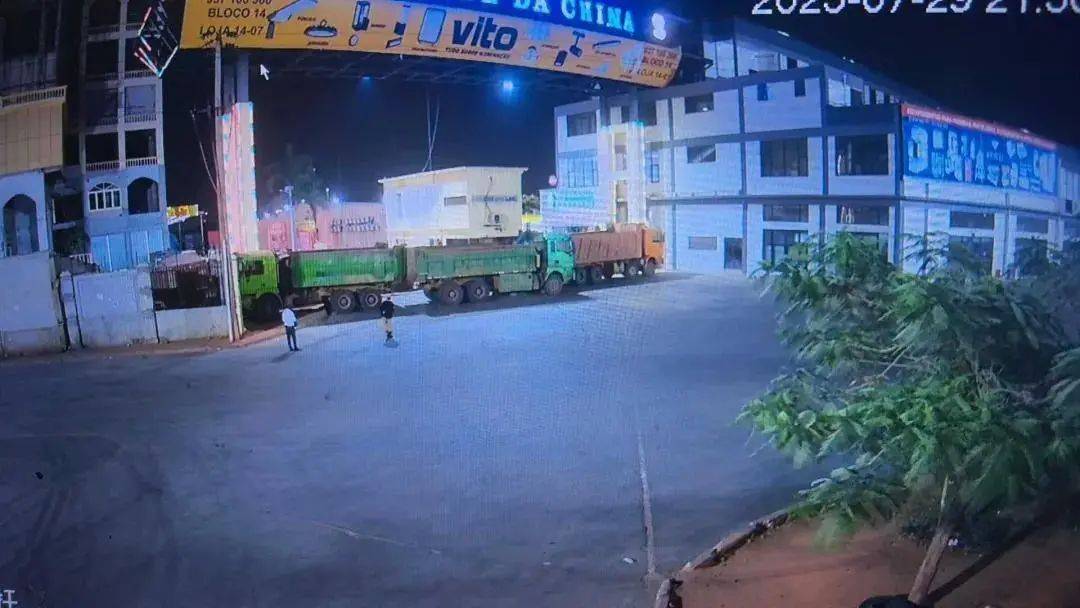 安哥拉爆发骚乱<strong></p>
<p>中心服务平台</strong>，当地华人：取款机里的钱被抢光，用集装箱堵住大门