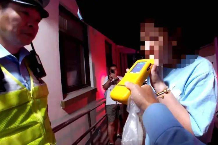 上海一女子开车肇事后<strong></p>
<p>币图交易平台</strong>，第一件事竟是逃回家喝酒……已被刑拘！