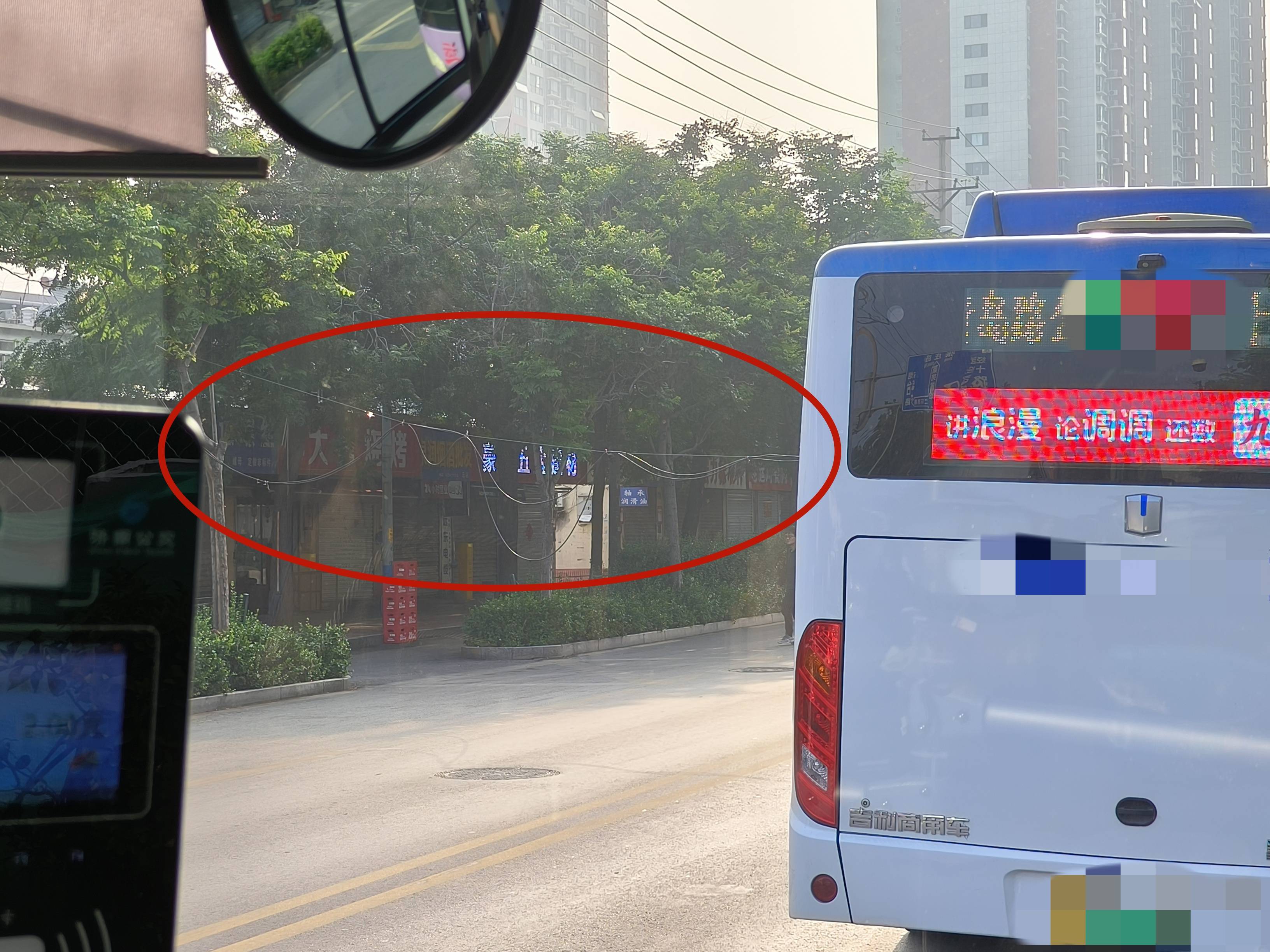 左手夹着烟右手举拖把<strong></p>
<p>币图交易平台</strong>，济南早高峰时一电线掉落，粉衣大哥化解交通拥堵松弛感拉满！