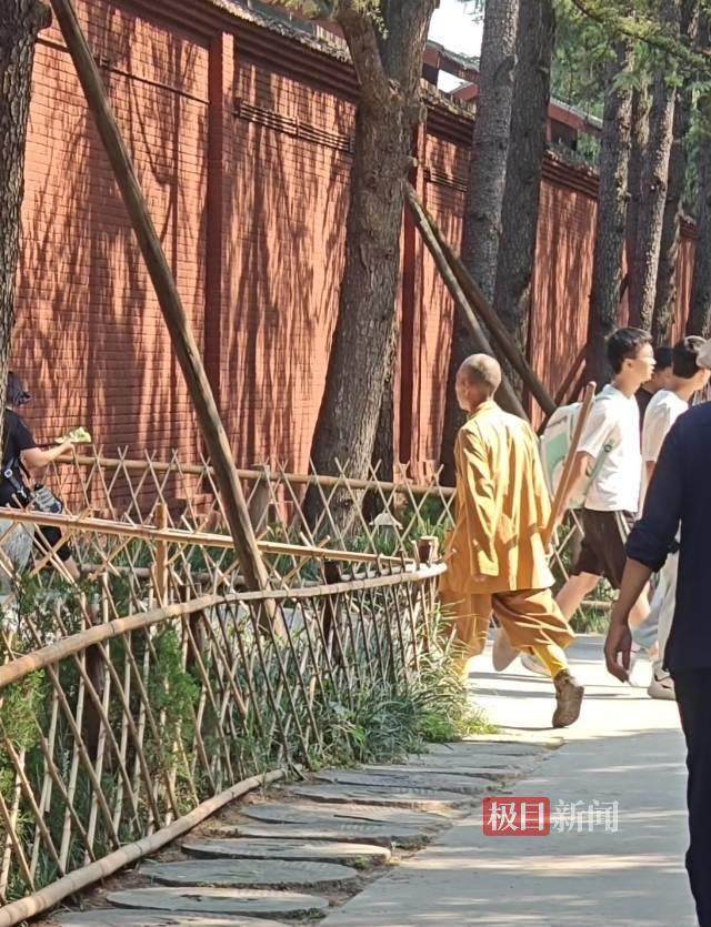 印乐方丈管理下的白马寺：僧人顶着高温种地<strong></p>
<p>河北省交易中心服务平台</strong>，义工称寺里秉承农禅并重