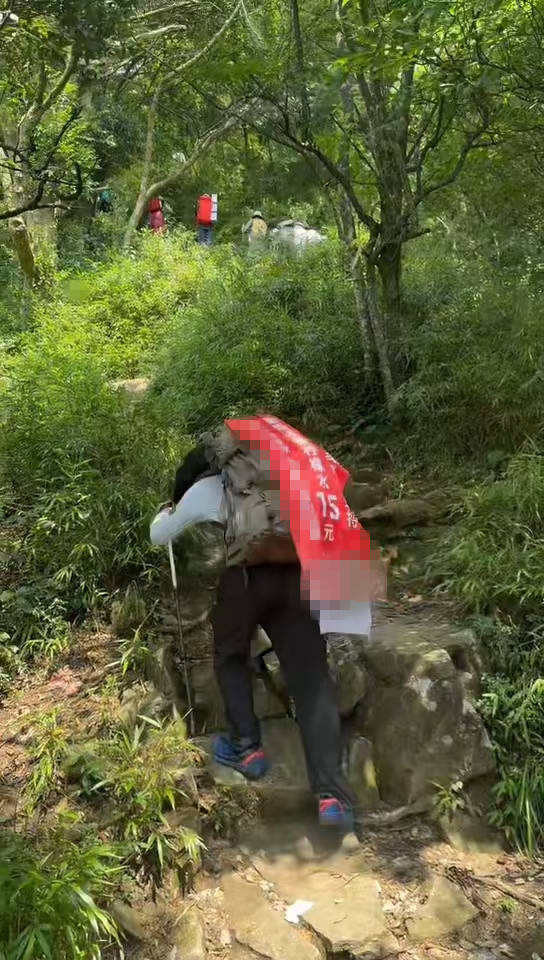 湖南一男子背40公斤蜜雪冰城上武功山售卖<strong></p>
<p>lbank交易平台</strong>，当事人：收入不多纯体验，当负重训练