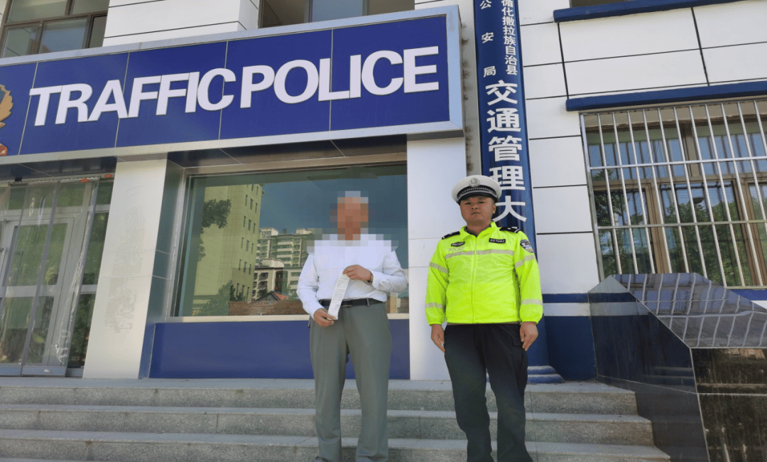 惊险<strong></p>
<p>币兑网交易平台</strong>！青海一女童竟端坐在行驶中的轿车车顶！
