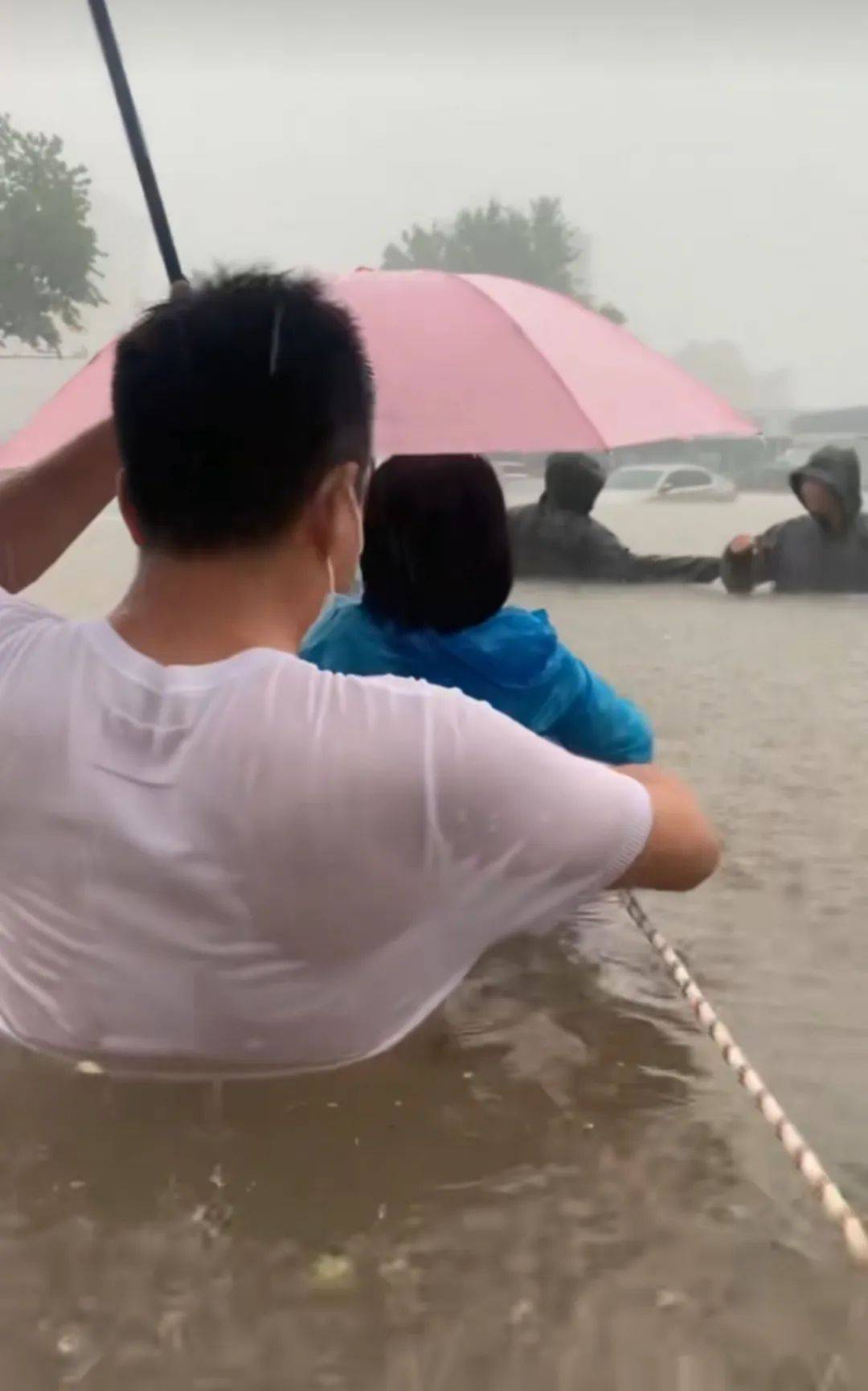 郑州暴雨致京广路隧道被淹<strong></p>
<p>炒币哪个平台好</strong>，亲历者：车是飘起来的，很害怕，有人爬梯子离开 2021年也曾淹没多台车辆