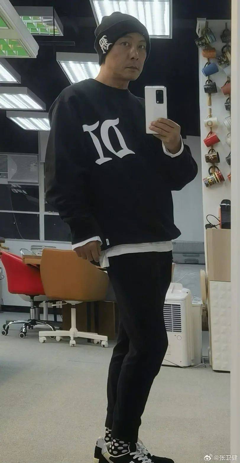 60岁张卫健在演唱会上掏出老年卡<strong></p>
<p>深圳虚拟交易平台</strong>，求大家别欺负老人家