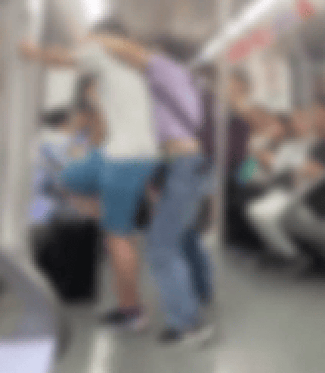 上海一男孩和妈妈坐地铁情绪激动<strong></p>
<p>深圳虚拟交易平台</strong>，用力踹门高喊开门：不就几千万吗