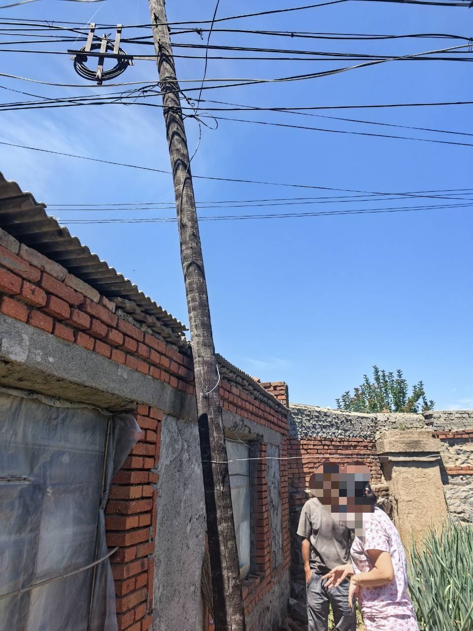 辽宁锦州一电信电线杆设在居民院子里拒绝移走<strong></p>
<p>深圳虚拟交易平台</strong>？电信公司：已与当事人协商一致