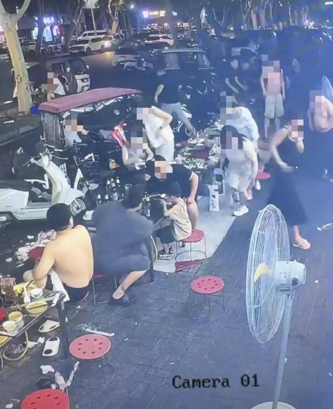 多人烧烤店外用餐遭楼上住户泼洒不明液体<strong></p>
<p>深圳虚拟交易平台</strong>，警方介入