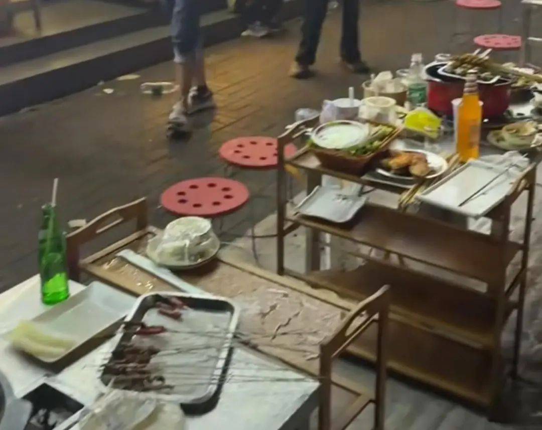 多人烧烤店外用餐遭楼上住户泼洒不明液体<strong></p>
<p>深圳虚拟交易平台</strong>，警方介入