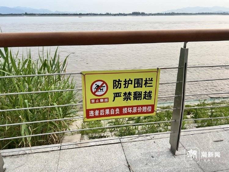 杭州4人下江堤被潮水卷走<strong></p>
<p>火币网官网</strong>,路人狂喊“抓树枝”,网友拍下惊险一幕