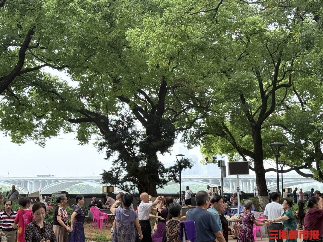 露天客厅<strong></p>
<p>火币网官网</strong>，烟火长卷：湘江“桥”下见长沙真性情