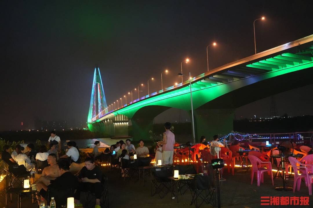 露天客厅<strong></p>
<p>火币网官网</strong>，烟火长卷：湘江“桥”下见长沙真性情