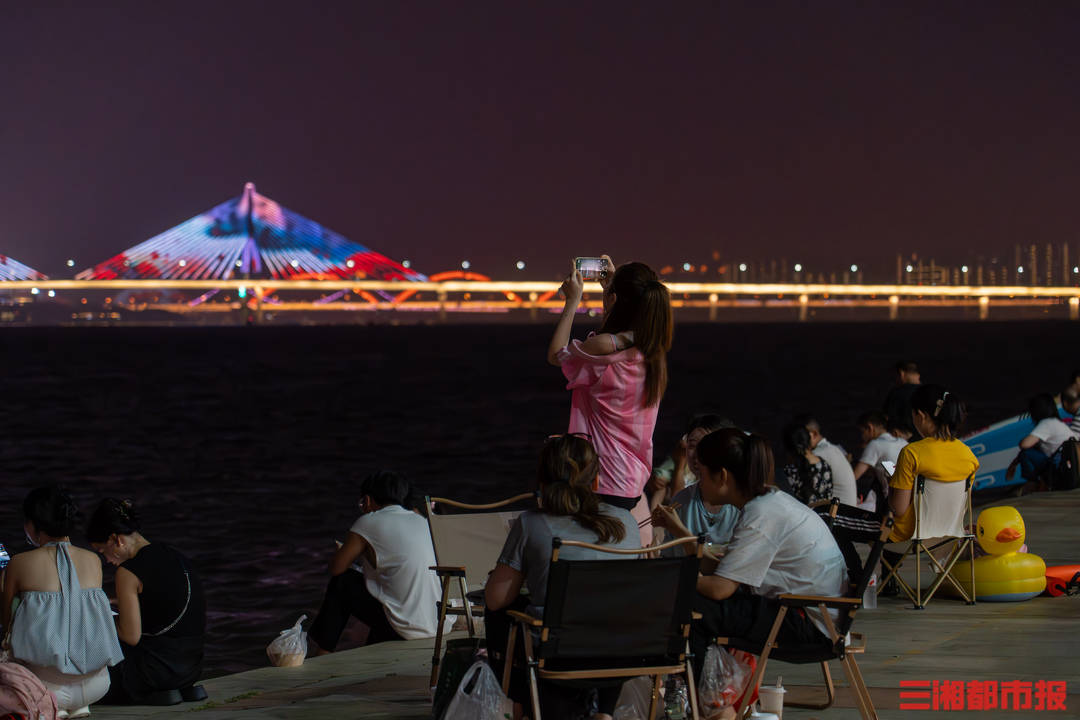 露天客厅<strong></p>
<p>火币网官网</strong>，烟火长卷：湘江“桥”下见长沙真性情