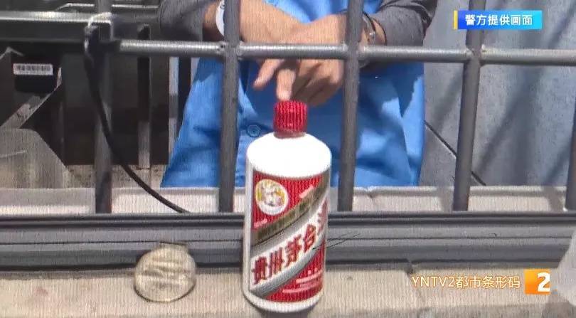 凌晨怪事！男子提着茅台袋子在车库<strong></p>
<p>中国石油股票代码</strong>，翻垃圾桶竟为了.....