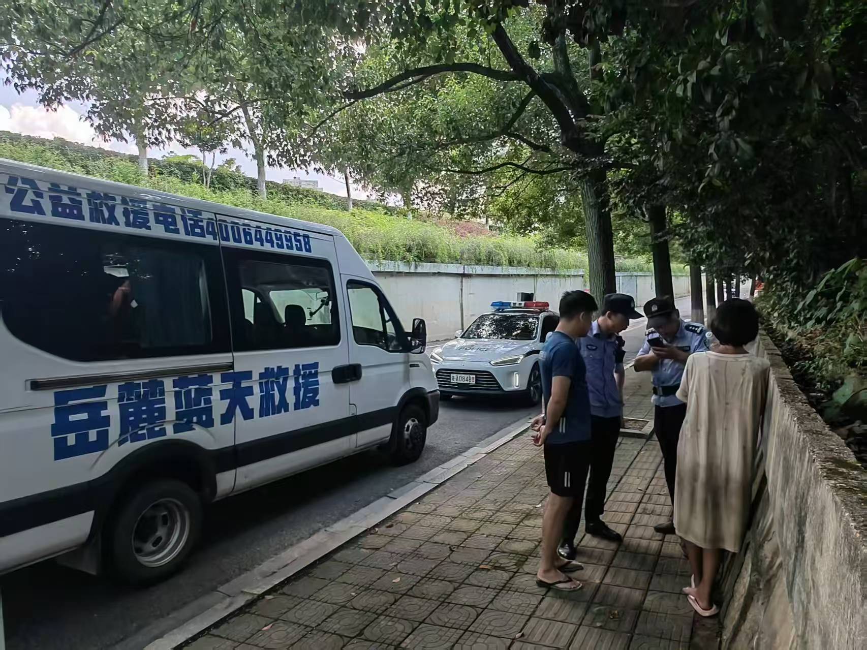 浑身脏兮兮借厕所还开冰箱门<strong></p>
<p>中国石油股票代码</strong>，年轻女孩未带手机称要去云南，长沙岳麓蓝天联合警方救助